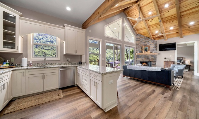 Chimney Rock House | Spectacular Waterfall Views! Chimney Rock Cottage - EV Charger