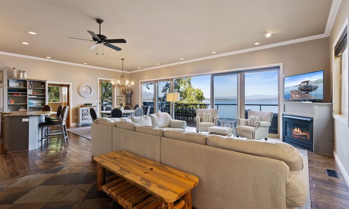 Sandpoint House | Spectacular Waterfront Getaway