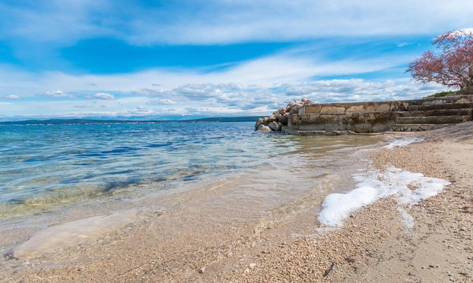 Banj Apartment | Spend a wonderful time in this cozy vacation apartment with private garden by the sea.