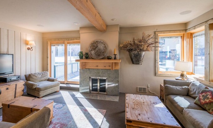 Warm Springs Condo | Spend Holidays in Sun Valley! Lovely Warm Springs Condo Within Walking Distance to the Chairlift