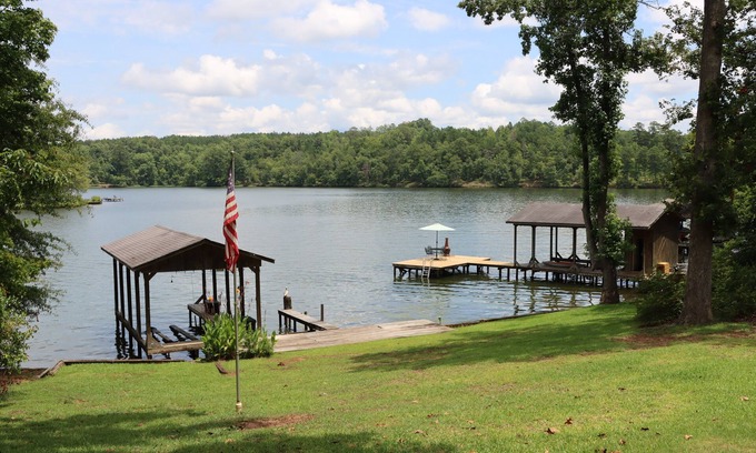Eatonton House | Spend Lake Daze at Lake Sinclair retreat w/renovated basement and private dock!