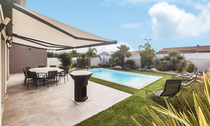 Caux House | Spend your next holiday in this modern holiday home in the south of France.