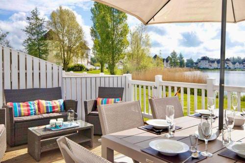 South Cerney Cabin | Spinnaker Lodge · Cotswolds Lakeside Home