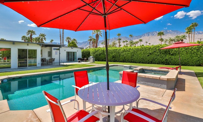 Sunmor House | Splash Plaimor - Huge Backyard- Entertainer’s kitchen