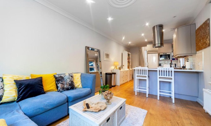 Hammersmith and Fulham Apartment | Splendid 2BR wprivate gdn, Fulham