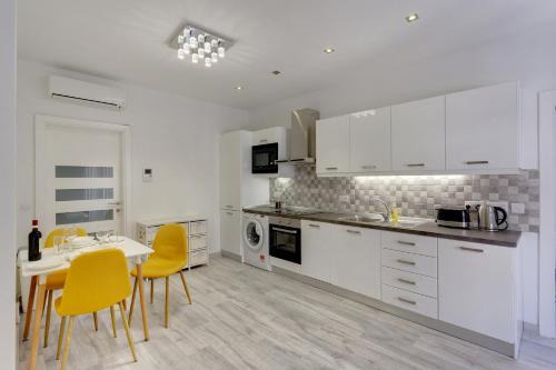 Tower Road Apartment | Splendid Apartment, Steps Away from the Sea