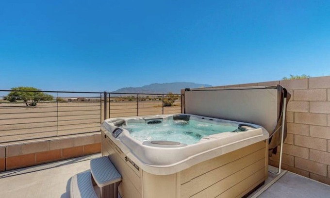 North Valley House | Splendid Balloon Fiesta House w/Hot Tub