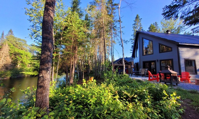 Mauricie Ski Chalet | Splendid Chalet on the banks of the Mékinac & SPA & Foyer