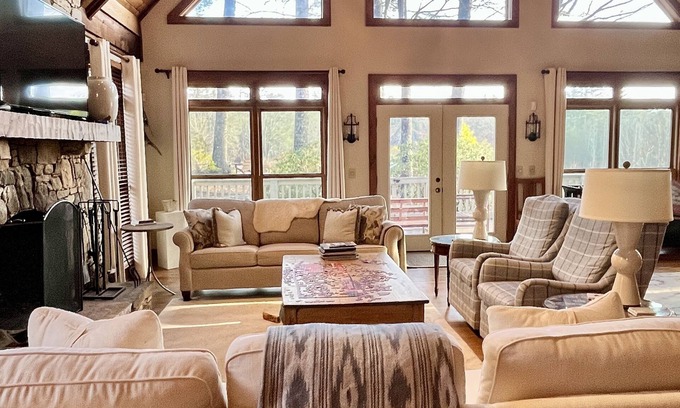 Lake Toxaway House | Splendid Lake Toxaway home on golf course - golf cart/walk to Marina in minutes!