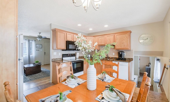 Northeast Heights House | Split Level Luxury Luciana Near the Foothills