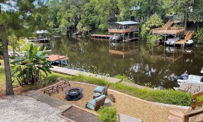 Welaka House | Sportsman's Bluff sits high above a deepwater canal with the river minutes away!