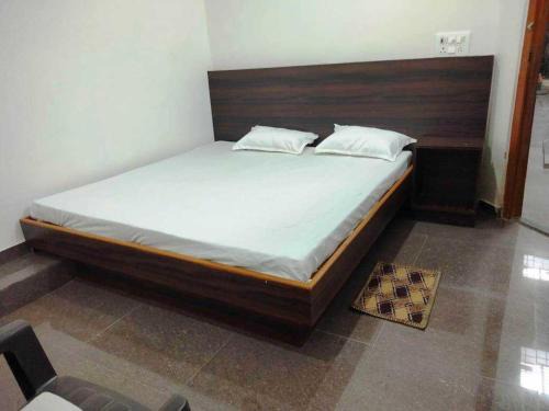 Gorakhpur Hotel | SPOT ON 81055 Bgn Guest House Rooms