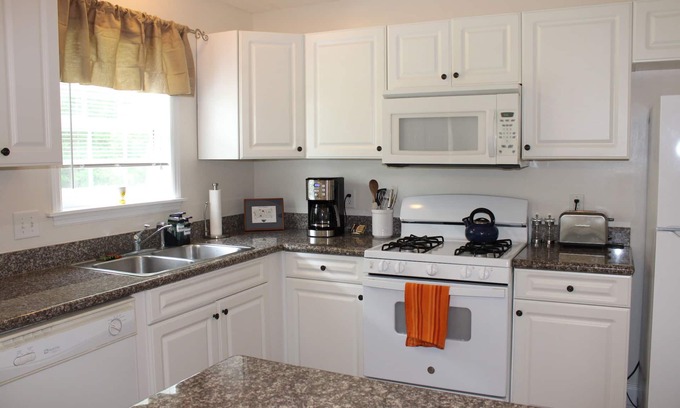 New Bern House | Spotless, comfortable and safe. Great location with excellent kitchen + backyard
