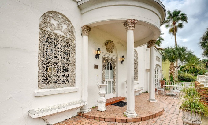 El Pino Parque Villa | Sprawling Daytona Beach Villa < 1 Mi to Beach!