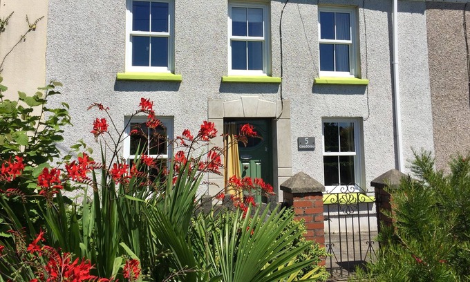 Burry Port Cottage | SPRING BREAKS - COSY COTTAGE; BEACHES; DOG FRIENDLY