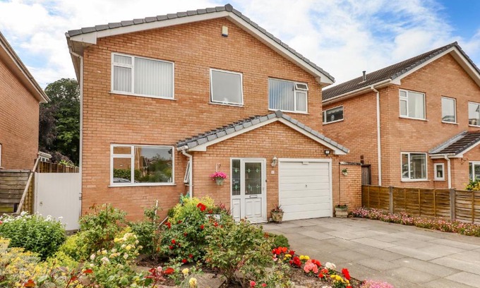Birkdale House | Spring Close