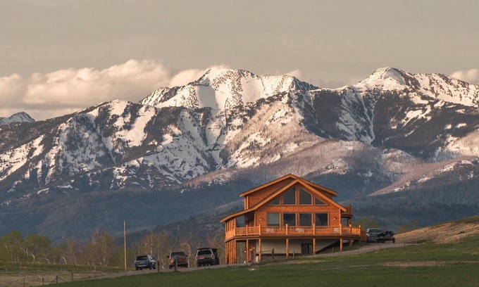 Clyde Park Cabin | Spring Creek Lodge near Yellowstone National Park