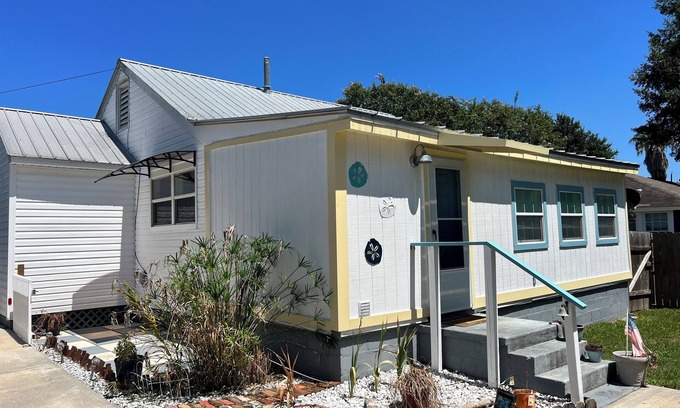Gulfport Cottage | Spring is coming! Beach Ready/King Bed/Fire pit/Hammocks