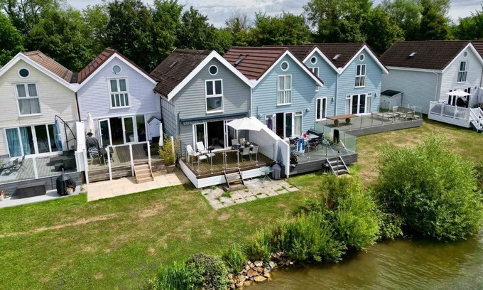 South Cerney House | Spring Lake 19, The Lake House