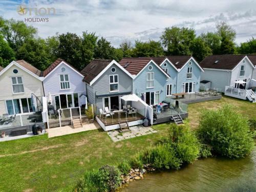 South Cerney House | Spring Lake 19, The Lake House
