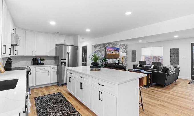 St. Charles House | Spring SALE | Historic St. Charles | W/Hot Tub