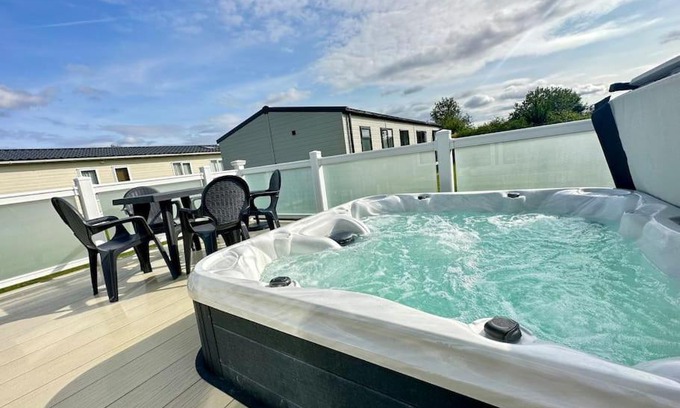 South Cerney House | Spring View Hot tub Lodge
