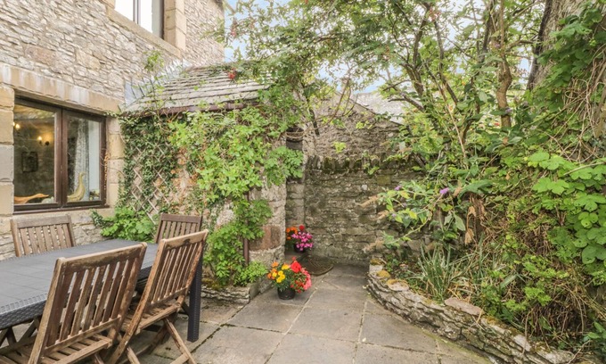 Penrith Cottage | SPRINGARTH COTTAGE, pet friendly, with a garden in Newby