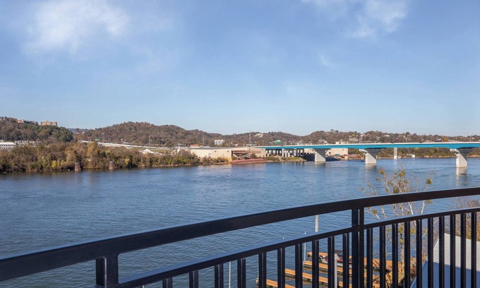 Downtown Chattanooga Hotel | SpringHill Suites by Marriott Chattanooga Downtown/Cameron Harbor