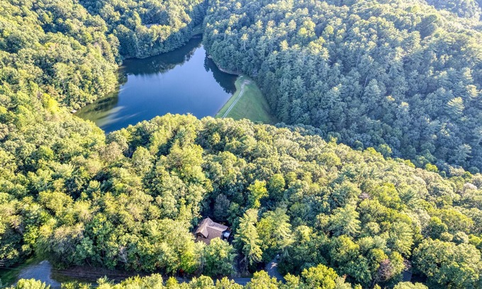 Walnut Mountain Cabin | SpringSpecials!-KingBed-HotTub-GameRm-FirePit-PrivateFishing-Hiking-ComPool