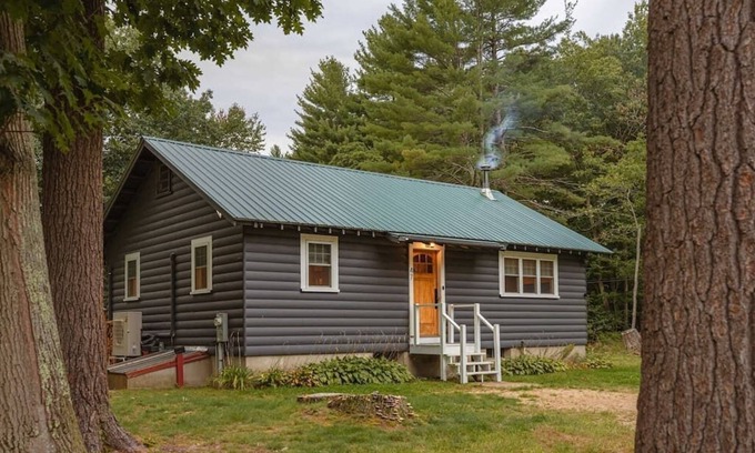 Eliot Cabin | Spruce Cove Cabin: midcentury escape by Portsmouth