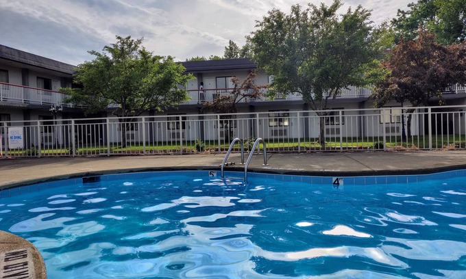 Elyria Hotel | Sprucewood Inn