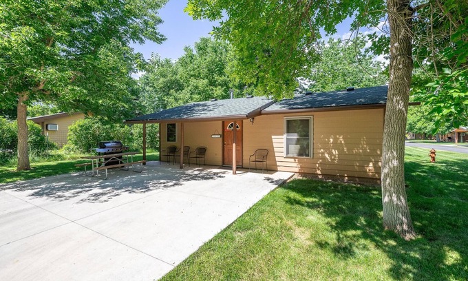 Rapid City Cabin | Squeaky Clean Cabin Thirty Minutes from Mt Rushmore - In Rapid City On Canyon Lake Thirty Minutes from Mt Rushmore