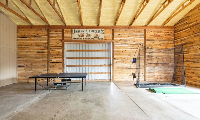Sandusky Other | Squiggy's Farm- 2 King Beds- Comfortable Modern Stay with Entertainment Barn