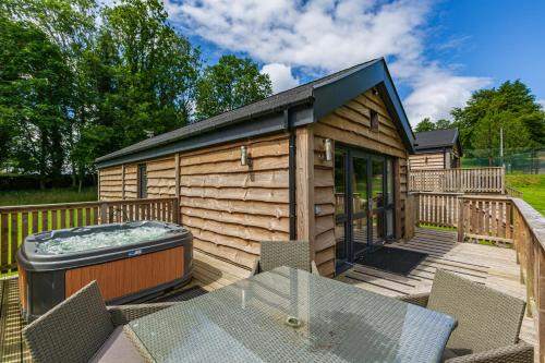 Newton Stewart Ski Chalet | Squirrel Lodge 42 with Hot Tub