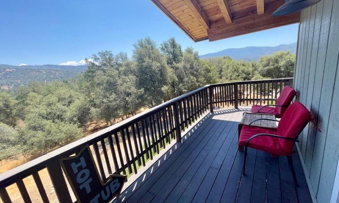 Oakhurst House | Squirrel View Hot tub BBQ Patio Shuffle Board