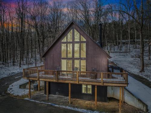 Berkeley Springs Ski Chalet | Sqyrls Nest - Hot Tub, Pet Friendly, Screen Porch, Grill, Wifi, Fire Pit, Deck, View, Family Friendly, Game Room, Shuffle Board, Wood Stove