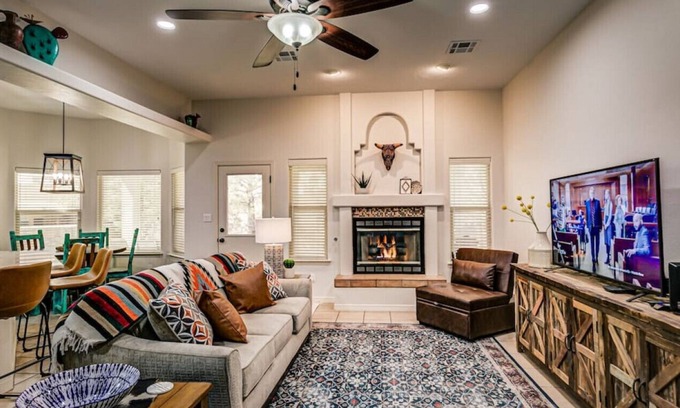Las Cruces House | Sstar · Newly Renovated Home - Relax, Work, or Family Time