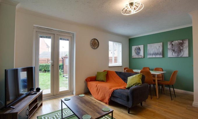 Swindon Apartment | ST AUSTELL - Spacious Home, High Speed Wi-Fi, Free Parking, Garden