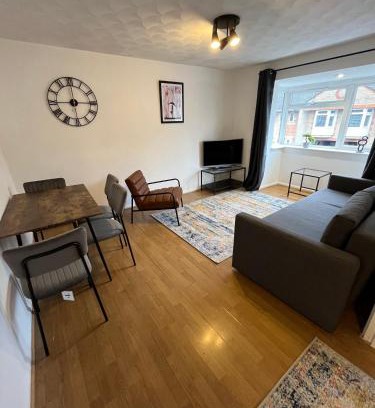 Portswood Apartment | St Denys 2 bedroom flat, Convenient location next to station, Great for contractors