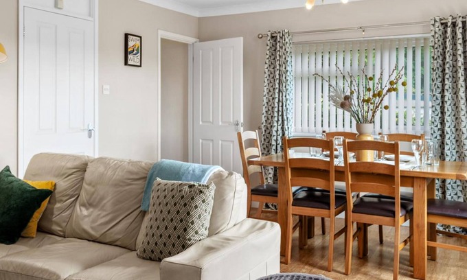 Wiseman's Bridge Apartment | St Helens Apartment 1 - Short Walk to Beach