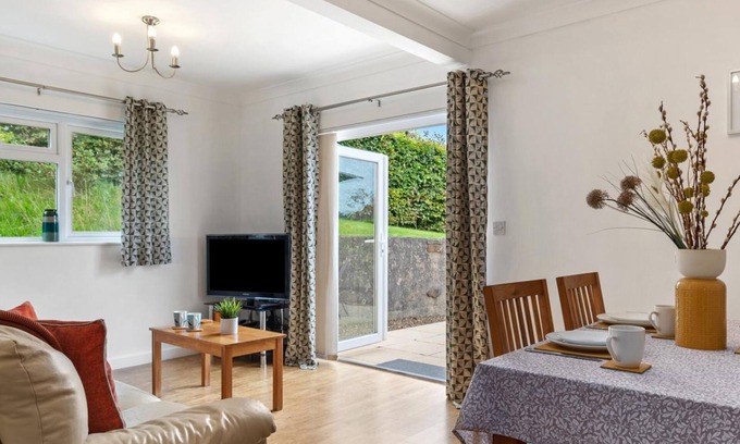 Wiseman's Bridge Apartment | St Helens Apartment 2 - Short Walk to Beach