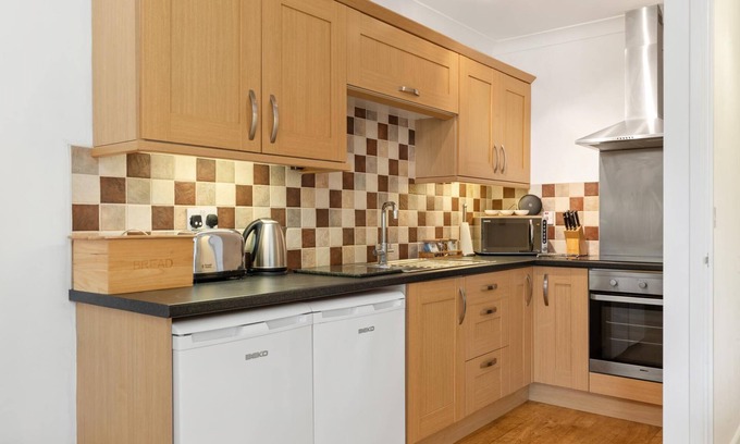 Wiseman's Bridge Apartment | St Helens Apartment 2 - Short Walk to Beach
