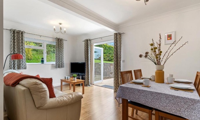 Wiseman's Bridge Apartment | St Helens Apartment 2 - Short Walk to Beach