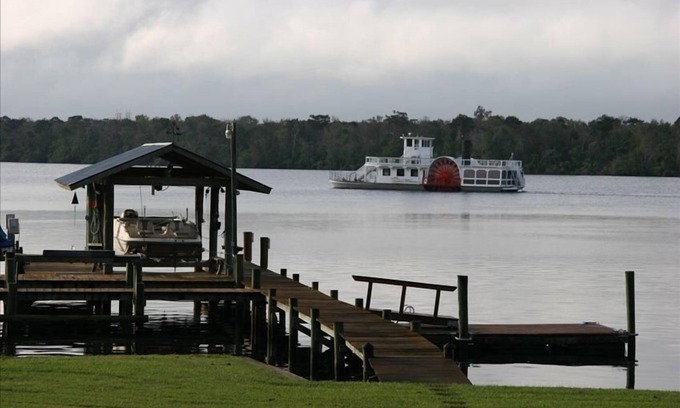 East Palatka House | St Johns River Front Home Huge Deck, Dock & Boathouse & Wifi