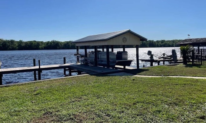 Welaka House | St Johns Riverfront Updated Spacious Home