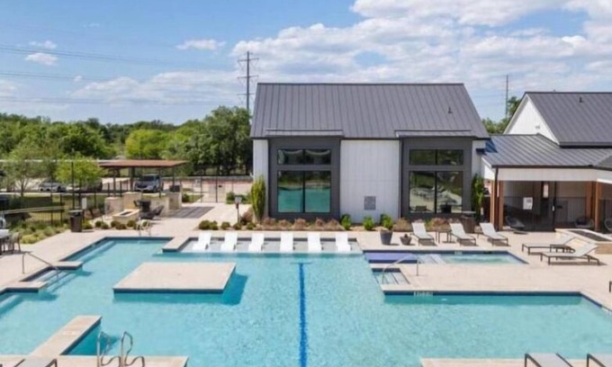 Central West End Apartment | St Louis Stylish 2BD 2BA Central West End Apartment