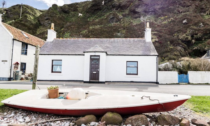 Fraserburgh Cottage | ST MAGNUS HAVEN, pet friendly, with a garden in Gardenstown