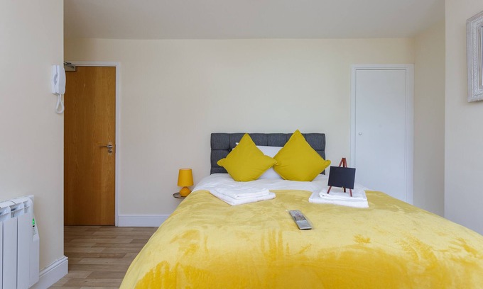 Southampton City Centre Apartment | St Mary's Modern Central Huge Studio Apartments