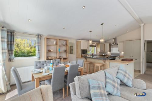 Penally House | St Mary's View - Luxury Lodge, Short Walk to Beach, Parking