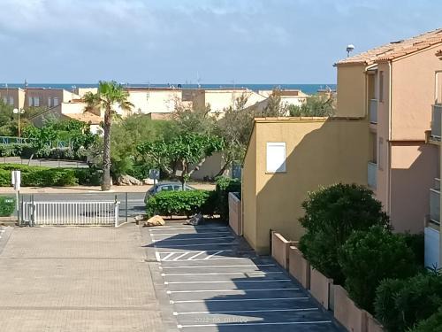Saint-Pierre-la-Mer Apartment | St Pierre La Mer,Appartement T2 en residence calme